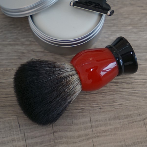 Rasierpinsel, Synthetik-Haar, Rot/Schwarz, Ø 24mm in Geschenkkarton